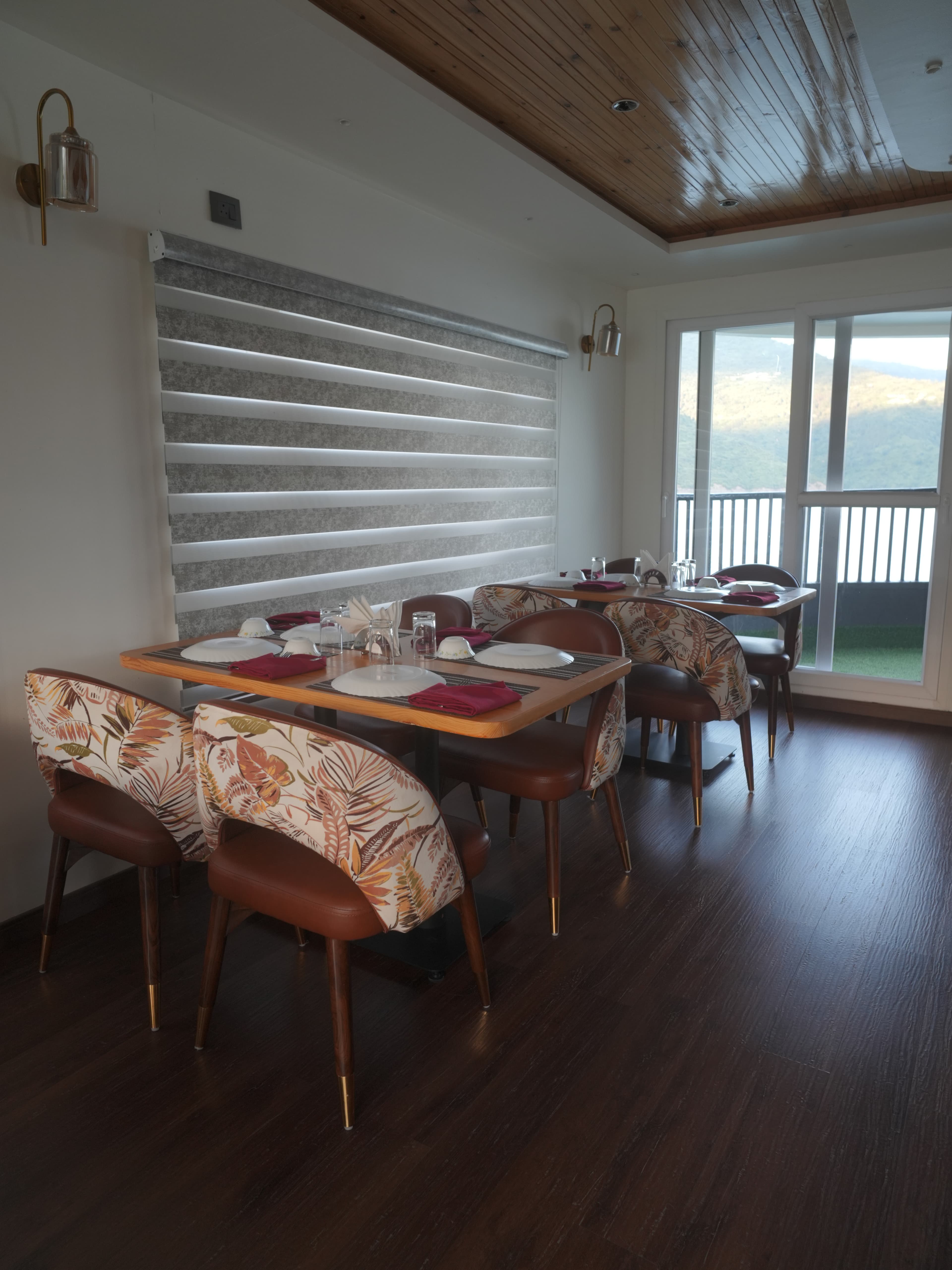 Lake Escape dining on the open deck